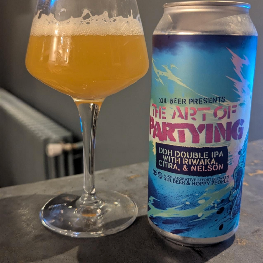 Xül Beer Company x Hoppy People – The Art of Partying

ABV: 8,8 % | Stil: Double New England IPA | Untappd: 4,04

The Art of Partying er et samarbejde mellem amerikanske Xül Beer Company og schweiziske Hoppy People. Denne DDH Double IPA er humlet med Riwaka, Citra og Nelson Sauvin, hvilket skaber en eksplosiv kombination af tropisk frugt, saftig citrus og moderne New Zealand-humlekarakter.