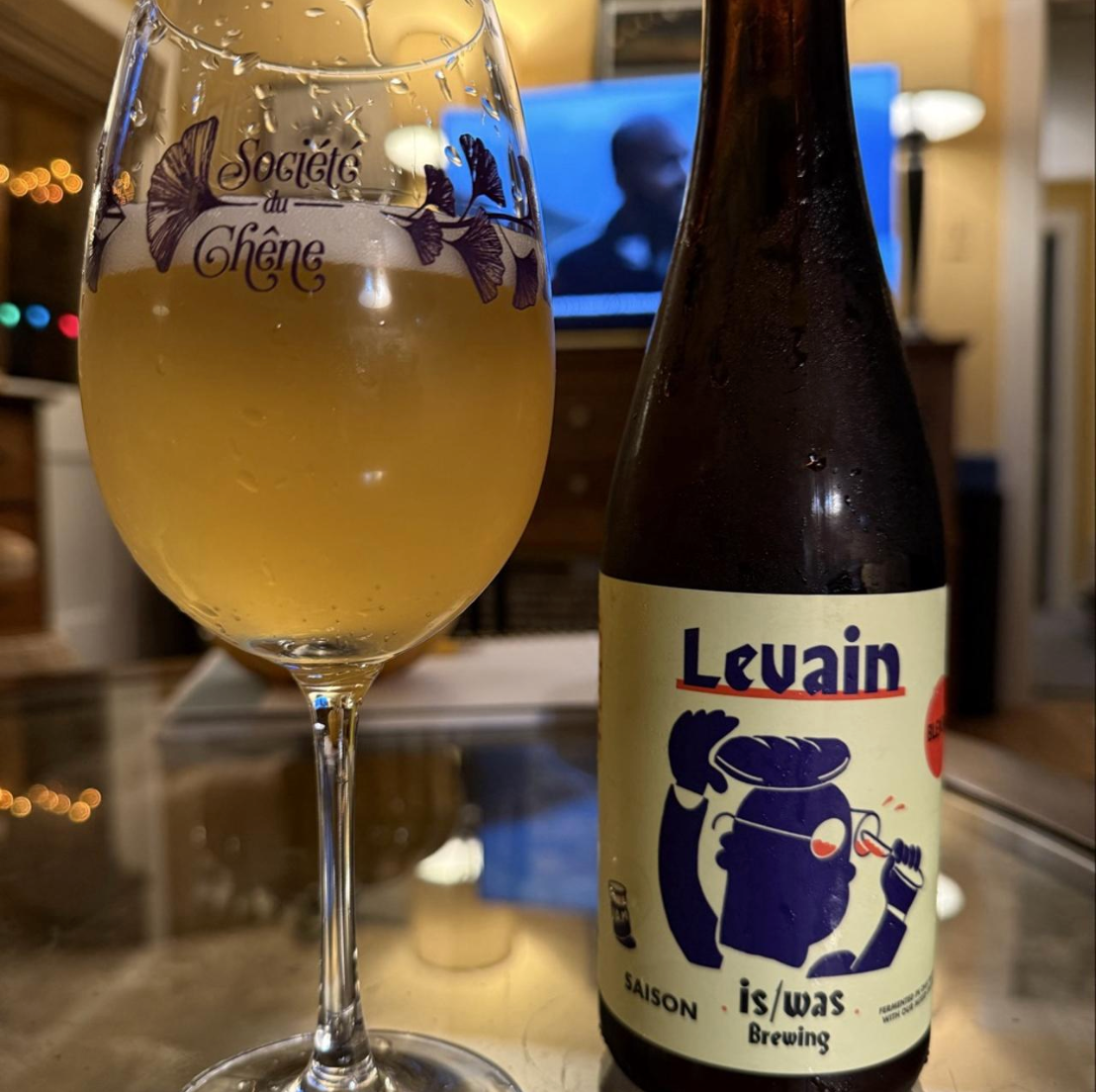 is/was brewing – Levain (Blend #5)

ABV: 5,5 % | Stil: Farmhouse Ale – Saison (wild / mixed fermentation) | Untappd: 4,42

En kompleks og moderne farmhouse ale fra is/was brewing, bygget på mixed fermentation med saison-gær, brett og vilde kulturer, inkl. mikroorganismer fra deres egen surdej. Lagret på brugte vinfade, hvilket giver en levende, tør og let funky profil.