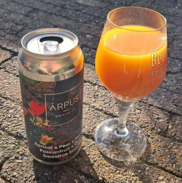 Ārpus Brewing Co. – Apricot x Pear x Mango x Passionfruit x Guava Smoothie Sour Ale

ABV: 4,5 % | Stil: Sour – Smoothie / Pastry | Untappd: 4,16

En massiv frugtcocktail fra lettiske Ārpus Brewing Co., hvor hele fem forskellige frugter mødes i en tyk og frugtmættet Smoothie Sour. Abrikos, pære, mango, passionsfrugt og guava giver en kombination af både moden stenfrugt, tropiske nuancer og frisk syrlighed.