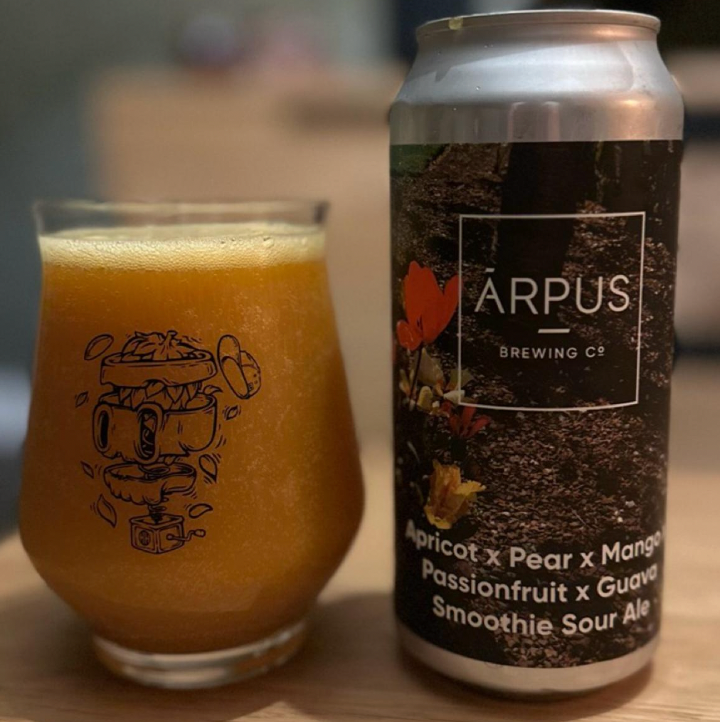 Ārpus Brewing Co. – Apricot x Pear x Mango x Passionfruit x Guava Smoothie Sour Ale

ABV: 4,5 % | Stil: Sour – Smoothie / Pastry | Untappd: 4,16

En massiv frugtcocktail fra lettiske Ārpus Brewing Co., hvor hele fem forskellige frugter mødes i en tyk og frugtmættet Smoothie Sour. Abrikos, pære, mango, passionsfrugt og guava giver en kombination af både moden stenfrugt, tropiske nuancer og frisk syrlighed.