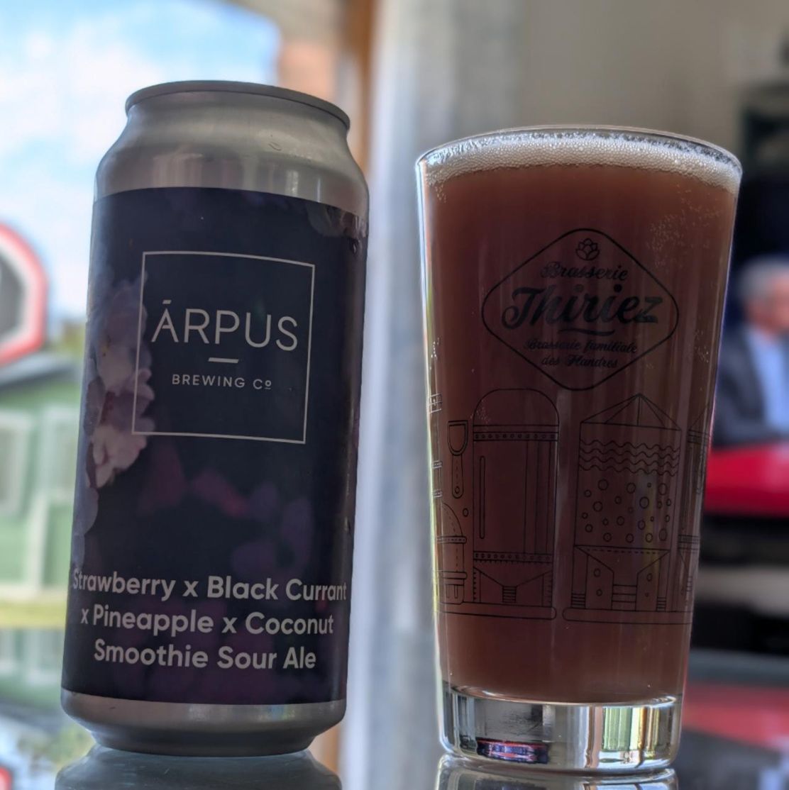 Ārpus Brewing Co. – Strawberry x Black Currant x Pineapple x Coconut Smoothie Sour Ale

ABV: 4,5 % | Stil: Smoothie / Pastry Sour | Untappd: 4,12

En vaskeægte frugtbombe fra lettiske Ārpus. Jordbær, solbær, ananas og kokos mødes i en tyk og cremet smoothie sour, hvor søde bær, tropisk frugt og frisk syrlighed spiller sammen. Resultatet er mere frugtsmoothie end klassisk øl på den helt rigtige måde.