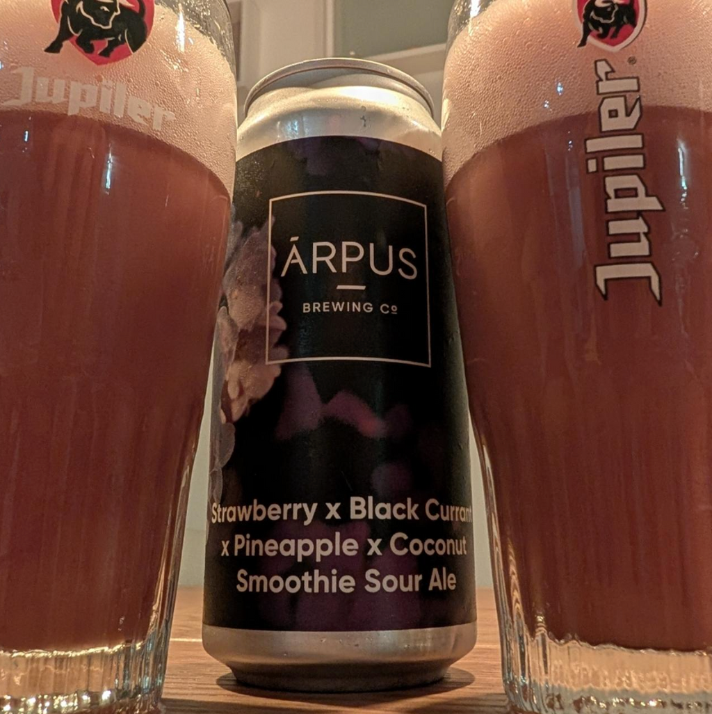 Ārpus Brewing Co. – Strawberry x Black Currant x Pineapple x Coconut Smoothie Sour Ale

ABV: 4,5 % | Stil: Smoothie / Pastry Sour | Untappd: 4,12

En vaskeægte frugtbombe fra lettiske Ārpus. Jordbær, solbær, ananas og kokos mødes i en tyk og cremet smoothie sour, hvor søde bær, tropisk frugt og frisk syrlighed spiller sammen. Resultatet er mere frugtsmoothie end klassisk øl på den helt rigtige måde.