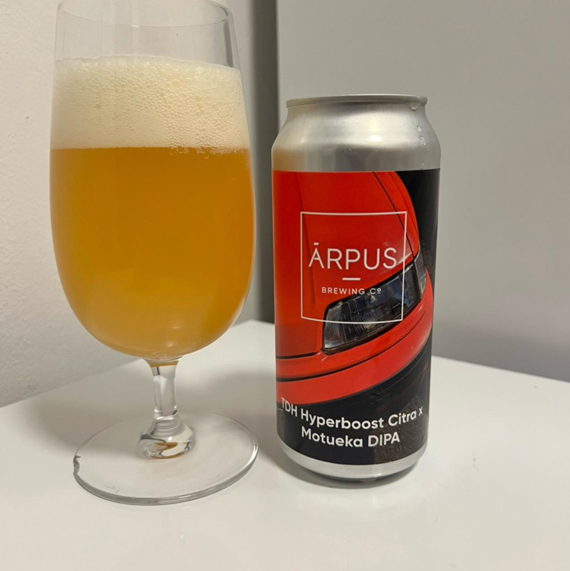 Ārpus Brewing Co. – TDH Hyperboost Citra x Motueka DIPA

ABV: 8,0 % | Stil: Double New England / Hazy IPA | Untappd: 4,02

TDH Hyperboost Citra x Motueka DIPA er en tungt humlet Double IPA fra lettiske Ārpus, hvor Citra og Motueka får lov til at fylde hele scenen. TDH står for Triple Dry Hopped, og her er der skruet godt op for humlearomaen i en tæt, blød og juicy DIPA.