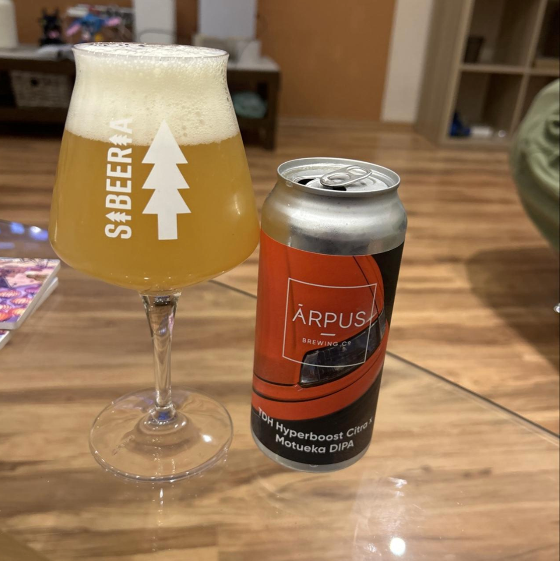 Ārpus Brewing Co. – TDH Hyperboost Citra x Motueka DIPA

ABV: 8,0 % | Stil: Double New England / Hazy IPA | Untappd: 4,02

TDH Hyperboost Citra x Motueka DIPA er en tungt humlet Double IPA fra lettiske Ārpus, hvor Citra og Motueka får lov til at fylde hele scenen. TDH står for Triple Dry Hopped, og her er der skruet godt op for humlearomaen i en tæt, blød og juicy DIPA.
