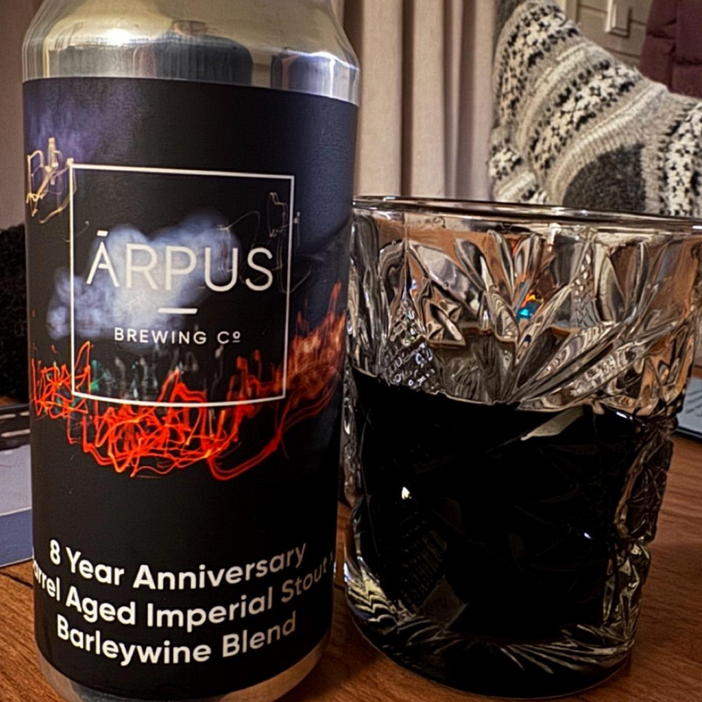 Ärpus Brewing Co – 8 Year Anniversary Barrel Aged Imperial Stout x Barleywine Blend
ABV: 12,0 % | Stil: Barrel-aged Imperial Stout / Barleywine blend | Untappd: 4,23

En stor, rig og kompleks barrel-aged imperial stout/barleywine-blend, skabt til at fejre Ärpus’ 8 års jubilæum med dybde, varme og lag på lag af smag.