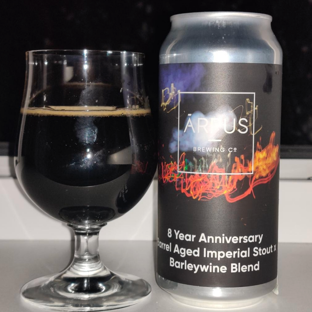 Ärpus Brewing Co – 8 Year Anniversary Barrel Aged Imperial Stout x Barleywine Blend
ABV: 12,0 % | Stil: Barrel-aged Imperial Stout / Barleywine blend | Untappd: 4,23

En stor, rig og kompleks barrel-aged imperial stout/barleywine-blend, skabt til at fejre Ärpus’ 8 års jubilæum med dybde, varme og lag på lag af smag.