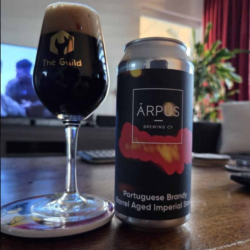 Ārpus – Portuguese Brandy Barrel Aged Imperial Stout

ABV: 12,0 % | Stil: Imperial Stout (BA) | Untappd: 4,26

En massiv og dybt kompleks barrel aged imperial stout fra Ārpus, lagret på portugisiske brandyfade. Her er vi i den tunge, spiritusprægede ende med tydelig varme, dybde og dessertkarakter.