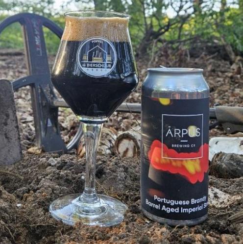 Ārpus – Portuguese Brandy Barrel Aged Imperial Stout

ABV: 12,0 % | Stil: Imperial Stout (BA) | Untappd: 4,26

En massiv og dybt kompleks barrel aged imperial stout fra Ārpus, lagret på portugisiske brandyfade. Her er vi i den tunge, spiritusprægede ende med tydelig varme, dybde og dessertkarakter.